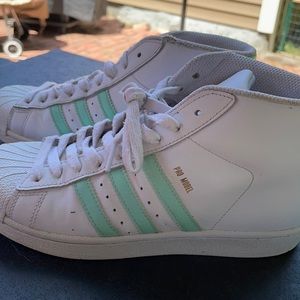 Women’s size 5 adidas